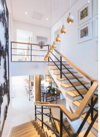 Bridging Time: The Perfect Blend of Classic and Contemporary Decor
